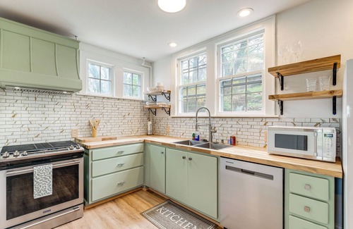 Roanoke Casa | 1 Mi to Dtwn Roanoke: Home w/ Yard & Mtn View!