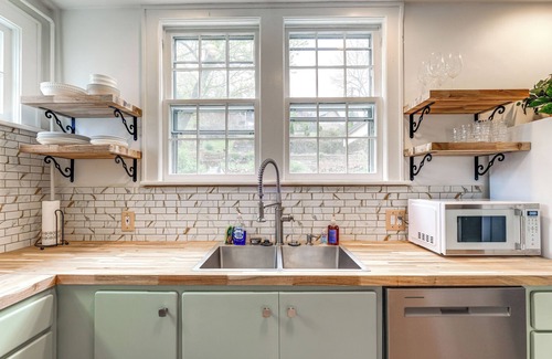 Roanoke Casa | 1 Mi to Dtwn Roanoke: Home w/ Yard & Mtn View!