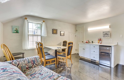 Salem Apartamento | 1 Mi to Dtwn Salem: Apt w/ Shared Yard!