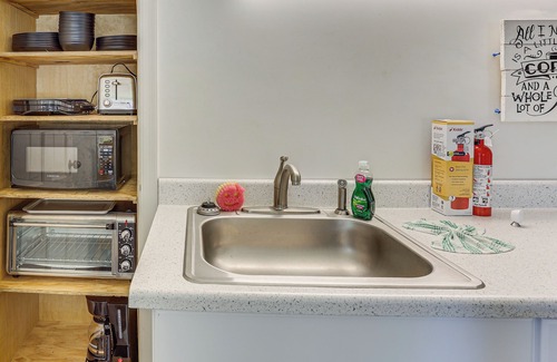 Salem Apartamento | 1 Mi to Dtwn Salem: Apt w/ Shared Yard!