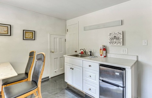 Salem Apartamento | 1 Mi to Dtwn Salem: Apt w/ Shared Yard!