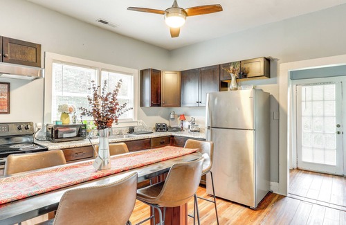 Wilmington Cabaña | 1 Mi to Dtwn Wilmington: Quiet Cottage w/ Deck