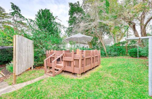 Wilmington Casa | 1 Mi to Dtwn Wilmington Quiet Cottage with Deck