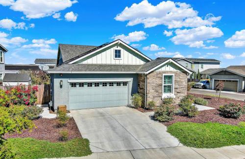 Winters Casa | 1 Mi to Dtwn Winters Home with Fire Pit and Patio!