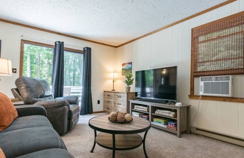 Lake Toxaway Cabaña | 1 mi to Gorges State Park w/Barrel Sauna, Hot Tub