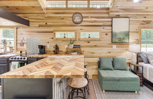 Byrdstown Apartamento | 1 Mi to Lake: Charming Byrdstown Retreat w/ Deck!