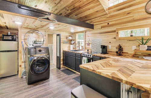 Byrdstown Apartamento | 1 Mi to Lake: Charming Byrdstown Retreat w/ Deck!