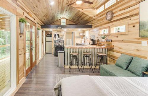 Byrdstown Apartamento | 1 Mi to Lake Charming Byrdstown Retreat with Deck!