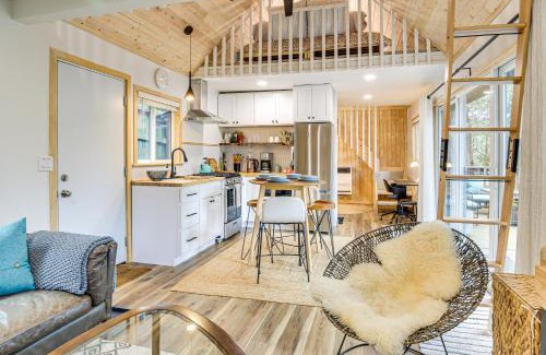 Crestline Apartamento | 1 Mi to Lake Cozy Crestline Cabin with Hot Tub!