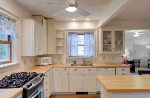 Brocton Apartamento | 1 Mi to Lake Erie State Park: Home w/Fire Pit!