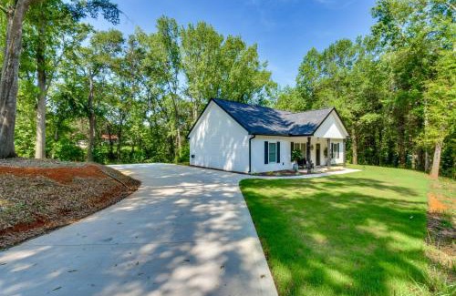 Anderson Casa | 1 Mi to Lake Hartwell Updated Retreat with Patio!