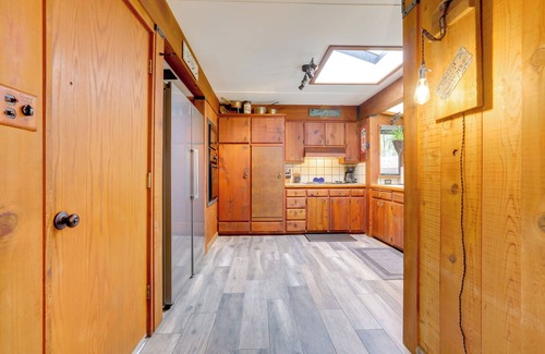 Placerville Cabina | 1 Mi to Lake: Hot Tub Haven in Pollock Pines!