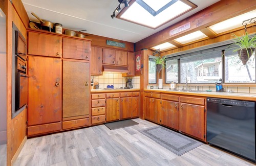 Placerville Cabina | 1 Mi to Lake: Hot Tub Haven in Pollock Pines!