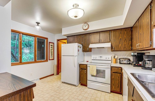 Whitehall Cabina | < 1 Mi to Lake Michigan: Peaceful Cabin w/ Yard!