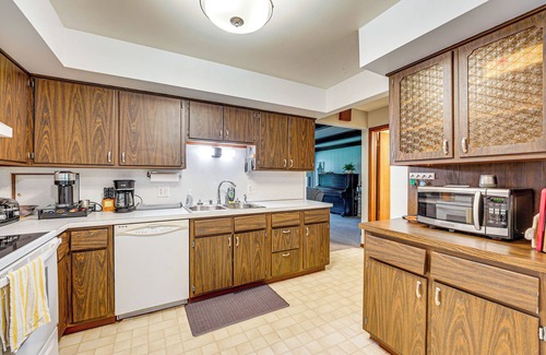 Whitehall Cabina | < 1 Mi to Lake Michigan: Peaceful Cabin w/ Yard!