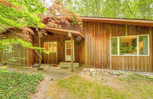 Whitehall Cabina | < 1 Mi to Lake Michigan: Peaceful Cabin w/ Yard!