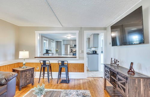 Beebe Plain Cabina | < 1 Mi to Lake: Mtn-View Cabin w/Porch in Newport