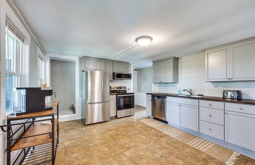 Beebe Plain Cabina | < 1 Mi to Lake: Mtn-View Cabin w/Porch in Newport