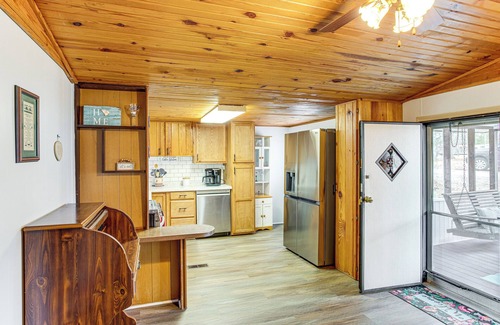 Hollands Landing Casa | 1 Mi to Lake Murray: Pet-Friendly Home w/ Deck
