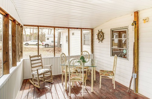 Hollands Landing Casa | 1 Mi to Lake Murray: Pet-Friendly Home w/ Deck