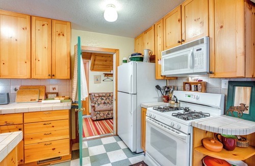 Tahoma Cabina | 1 Mi to Lake Tahoe: Rustic Cabin w/ Boat Dock