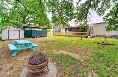 Kingston Casa | 1 Mi to Lake Texoma Access Home with Deck