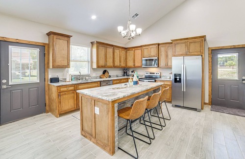 Kingston Casa | 1 Mi to Lake Texoma: Family Retreat w/ Yard