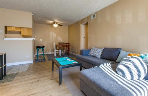 Englewood Apartamento | 1 Mi to Light Rail Englewood Condo with Pool Access
