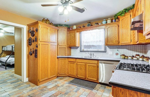 Berryville Casa | < 1 Mi to Main St Berryville: Spacious Family Home