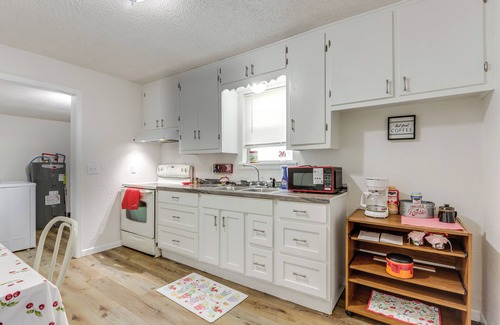 Joplin Casa | 1 Mi to Main St Joplin: Cozy Home w/ Shared Yard!