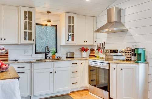 Somerdale Cabina | 1 Mi to Marina: Cabin w/ Views Near Atwood Lake!