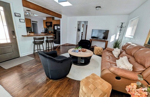 West University Casa | 1 mi. to Midtown/Downtown, Restaurants & Parks.