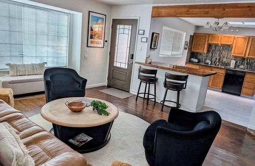 West University Casa | 1 mi. to Midtown/Downtown, Restaurants & Parks.