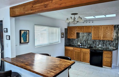 West University Casa | 1 mi. to Midtown/Downtown, Restaurants & Parks.