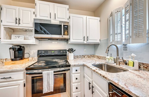Norwich Apartamento | 1 Mi to Mohegan Sun: Studio w/ Pool Access