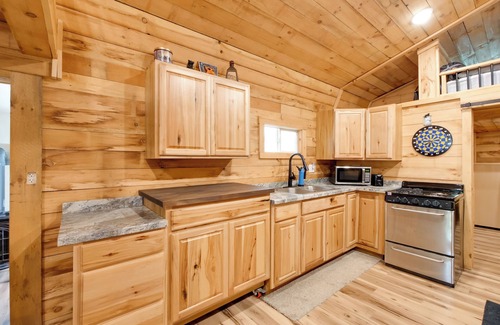 Blissfield Cabina | 1 Mi to Mohican River: Wooded Retreat w/ Trails!