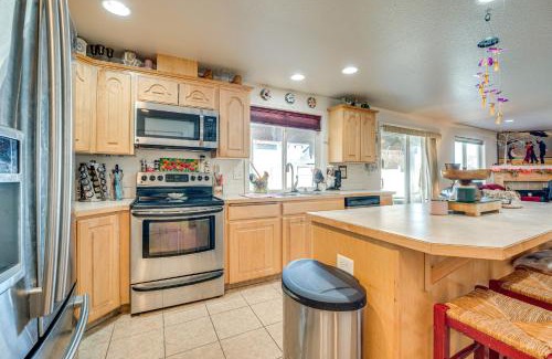 Moses Lake Casa | 1 Mi to Moses Lake Home with Private Yard and Hot Tub