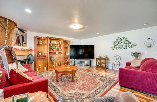 Moses Lake Casa | 1 Mi to Moses Lake Home with Private Yard and Hot Tub
