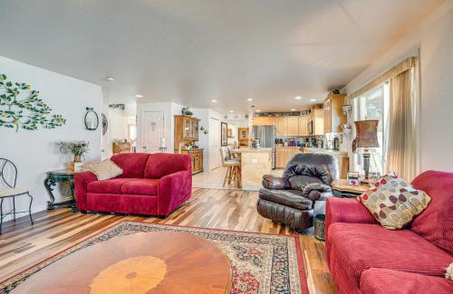 Moses Lake Casa | 1 Mi to Moses Lake Home with Private Yard and Hot Tub