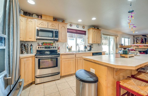 Moses Lake Casa | 1 Mi to Moses Lake: Home w/ Private Yard & Hot Tub