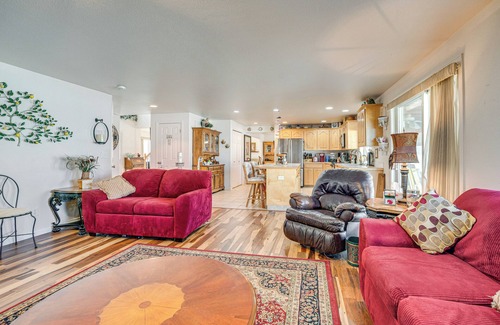 Moses Lake Casa | 1 Mi to Moses Lake: Home w/ Private Yard & Hot Tub