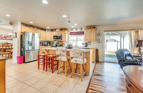 Moses Lake Casa | 1 Mi to Moses Lake: Home w/ Private Yard & Hot Tub
