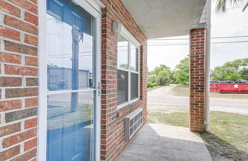Crescent Beach Apartamento | 1 Mi to North Myrtle Beach: Studio w/Pool Access