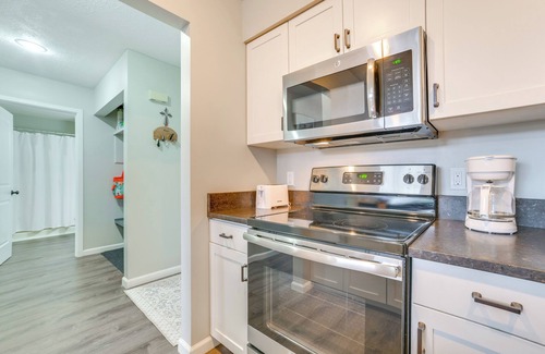 Harbor Springs Condominio | 1 Mi to Nubs Nob Ski Resort: Harbor Springs Condo