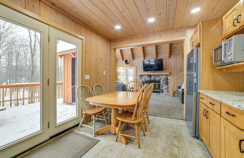 Harbor Springs Cabina | < 1 Mi to Nubs Nob Ski: Cabin w/ Sauna & Deck!