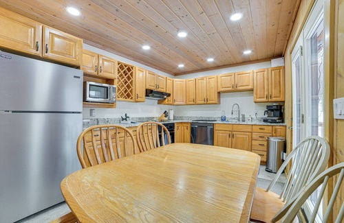 Harbor Springs Cabina | < 1 Mi to Nubs Nob Ski: Cabin w/ Sauna & Deck!