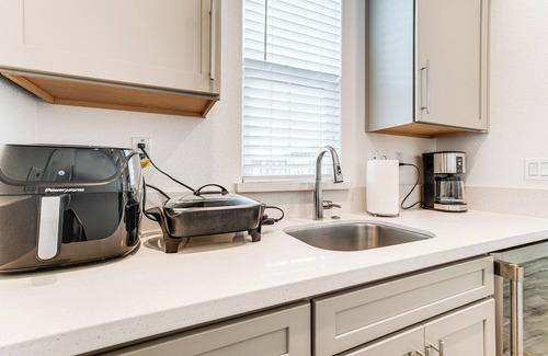 Lathrop Apartamento | 1 Mi to San Joaquin River: Studio w/ Pool Access