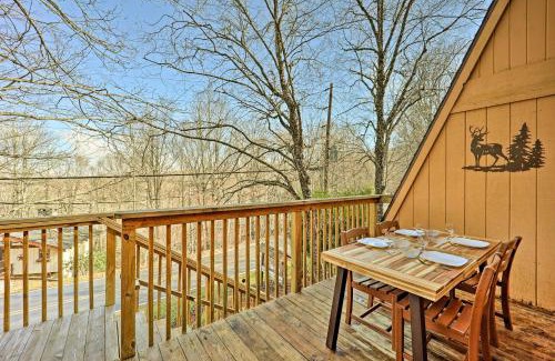 Beech Mountain Apartamento | 1 Mi to Skiing Beech Mountain Condo with Fireplace!