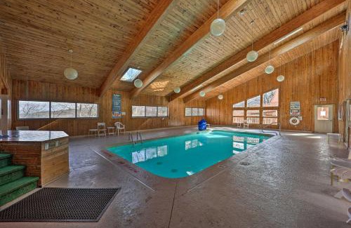 Beech Mountain Apartamento | 1 Mi to Skiing Beech Mountain Condo with Fireplace!