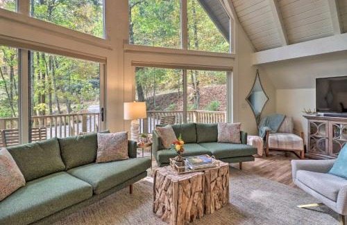 Highlands Casa | 1 Mi to Town Chalet-Style Highlands Retreat
